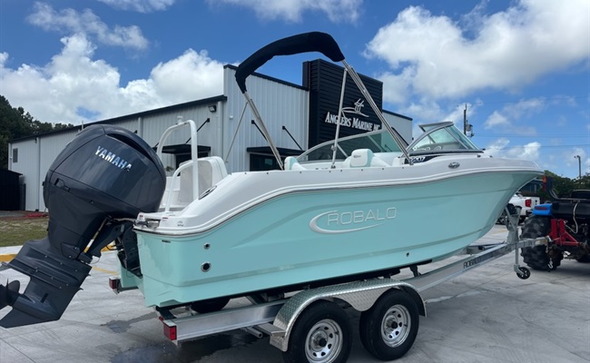 2027 Robalo R207 